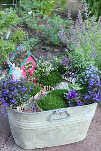 Miniature Garden: Fairy House 4 - Flowers & Plants