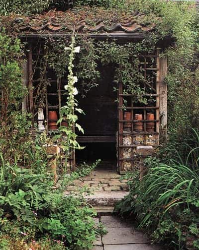 cute hobbit house kit in garden • 1001 gardens