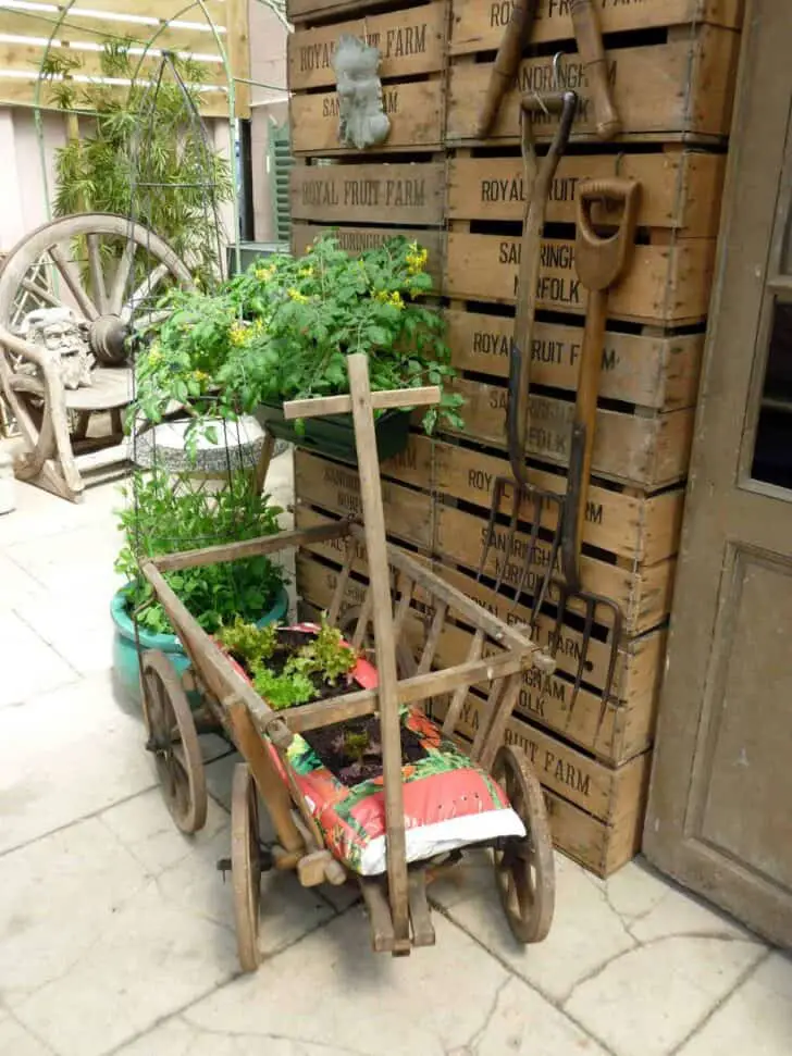 Vintage English Potting Shed - 1001 Gardens