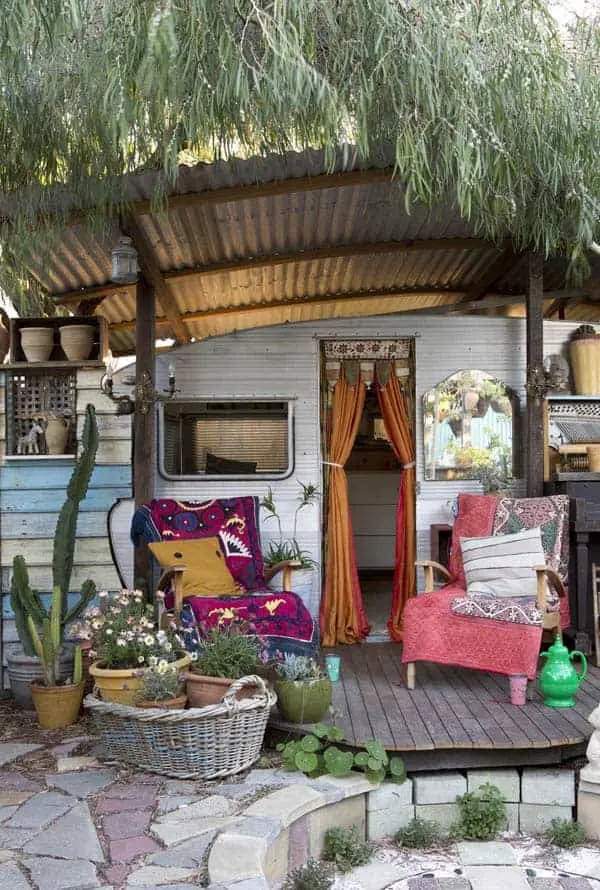 Caravan and Exterior 1 - Garden Decor