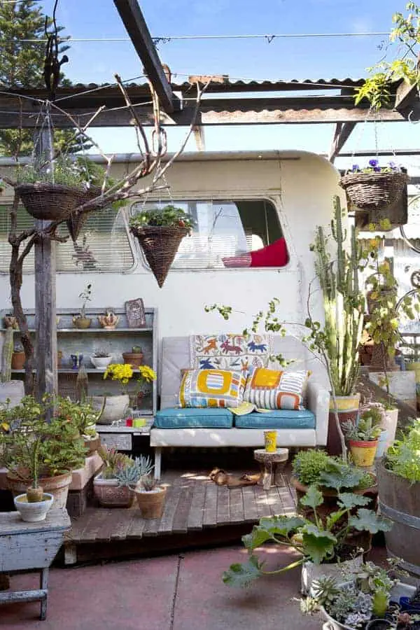 Caravan and Exterior 3 - Garden Decor