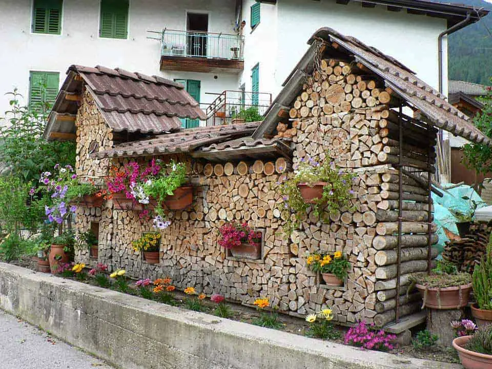 Creative Wood Logs Stack - 1001 Gardens