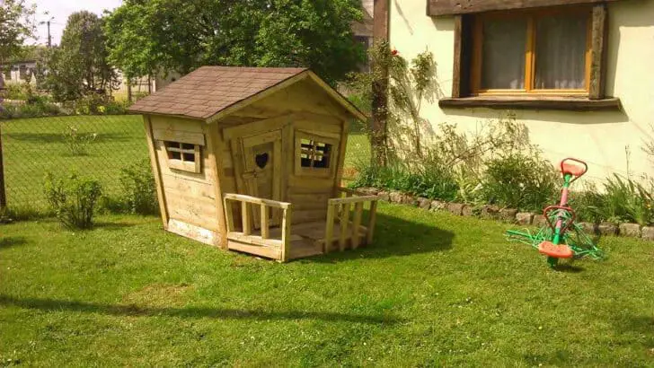 25 Pallet Kids Playhouses Ideas