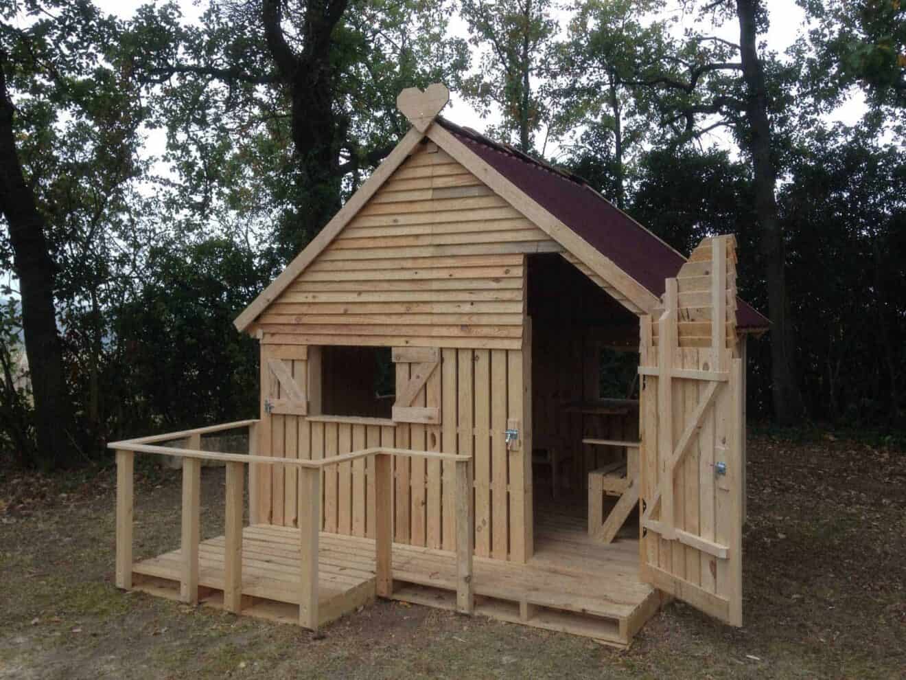 25 Ideas to Recycle Pallets in Kids Pallet Playhouses, Huts, Cabins