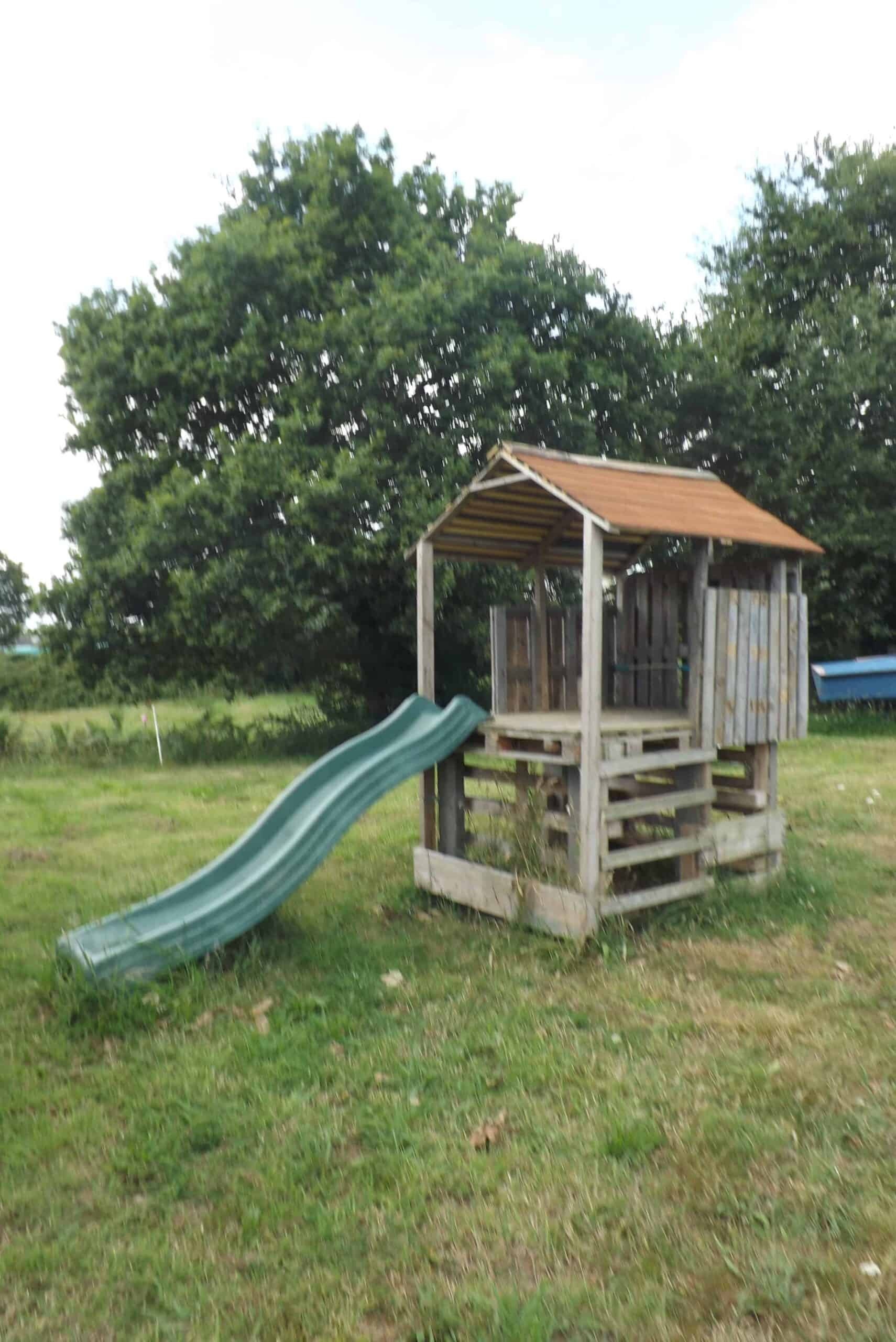 25 Ideas to Recycle Pallets in Kids Pallet Playhouses, Huts, Cabins