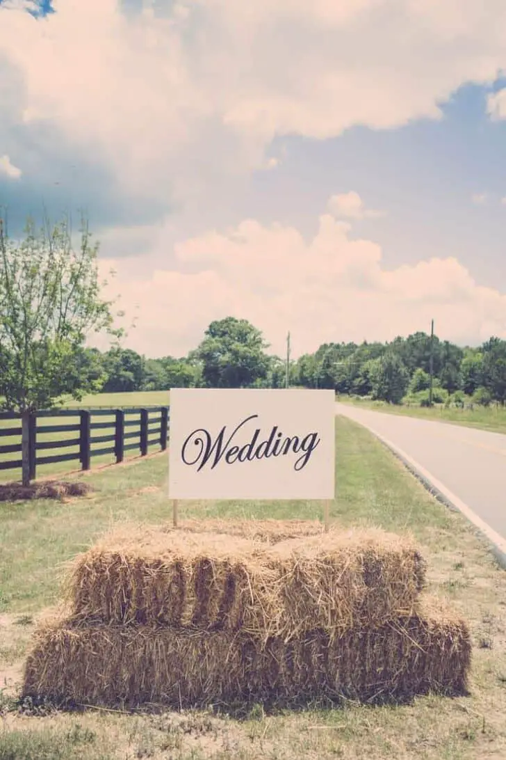 18 Ways to Use Straw Bales for a Shabby Chic Wedding/Garden Party 1 - Patio & Outdoor Furniture