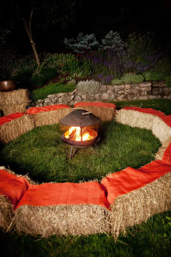 18 Ways to Use Straw Bales for a Shabby Chic Wedding/Garden Party 5 - Patio & Outdoor Furniture