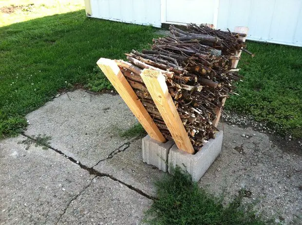 Easy Outdoor DIY Firewood Rack from Cinder Blocks • 1001 ...