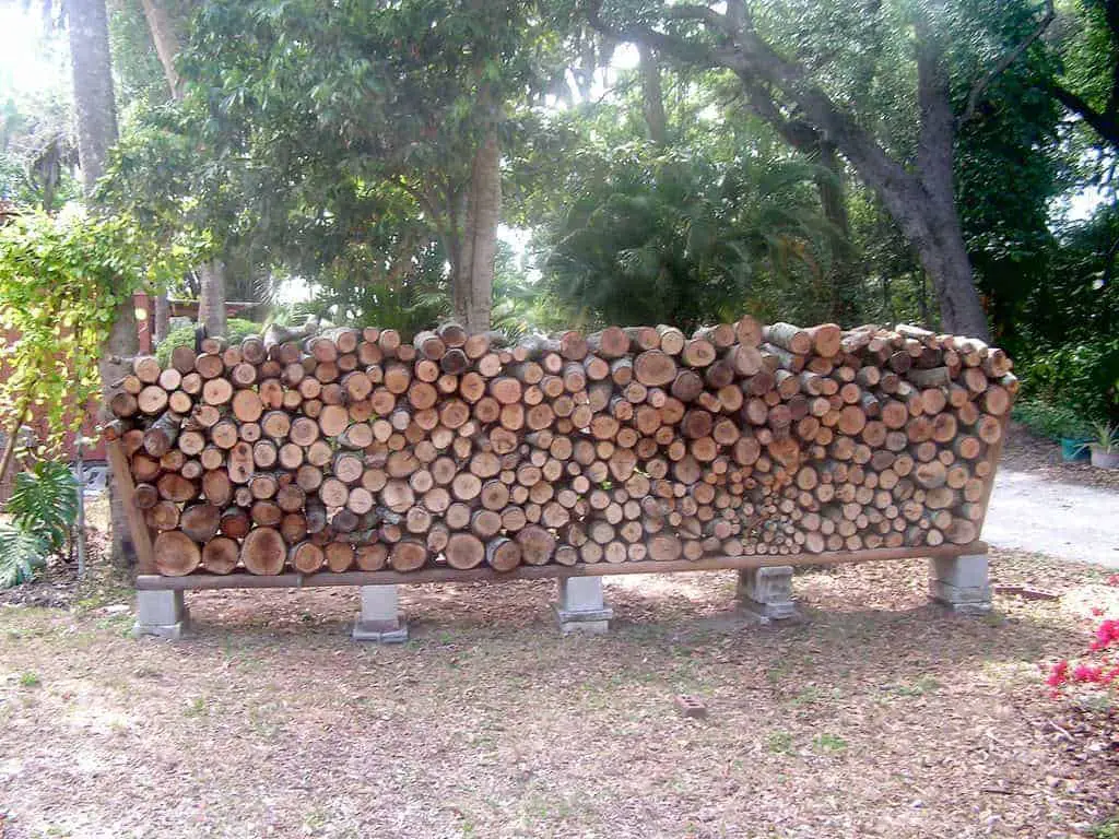 Easy Outdoor DIY Firewood Rack from Cinder Blocks • 1001 Gardens