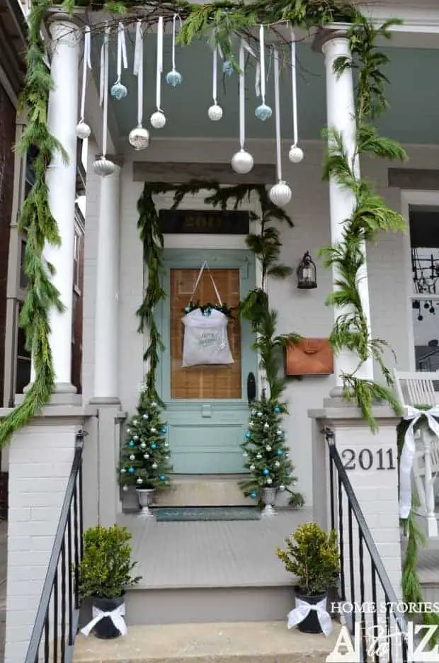 10 Christmas Porch Decor Ideas and Inspiration • 1001 Gardens