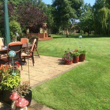 Garden Shelves - 1001 Gardens