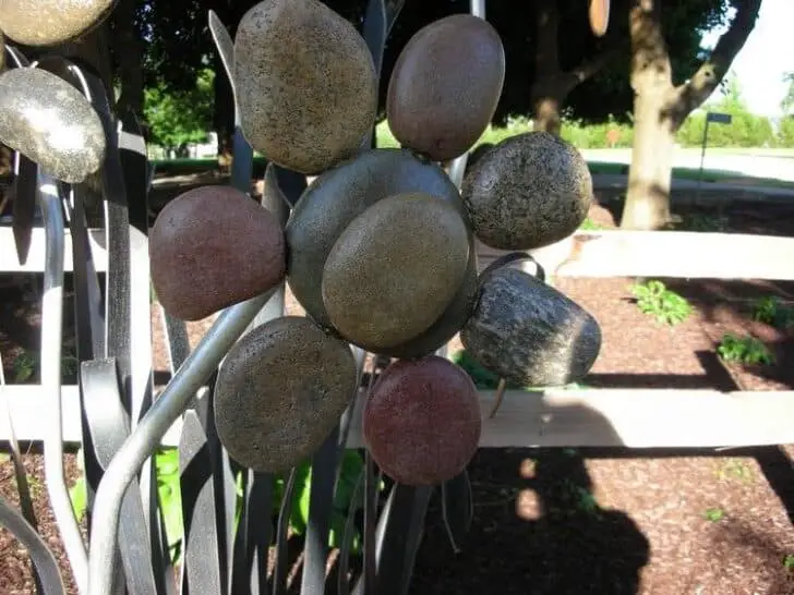20 DIY Ideas for Garden Decor with Pebbles and Stones