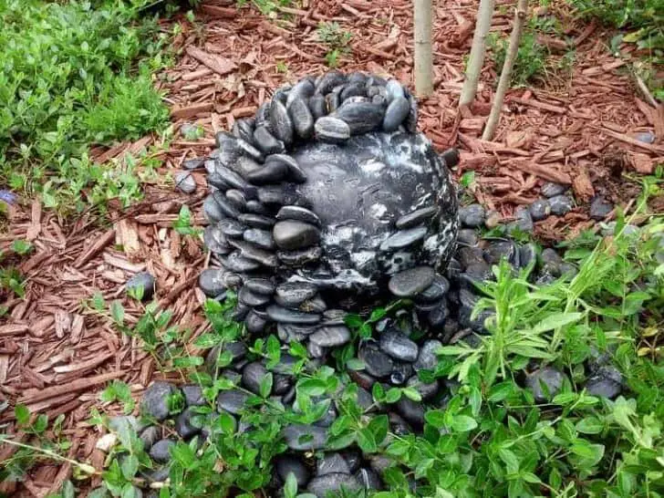 20 DIY Ideas for Garden Decor with Pebbles and Stones