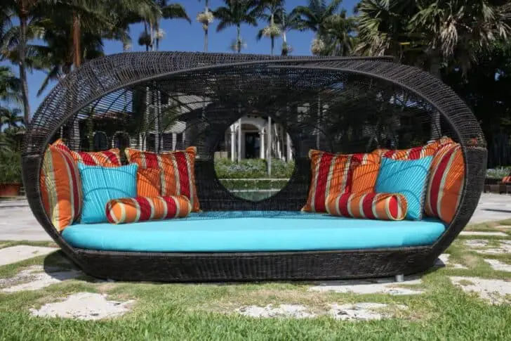 Wicker Outdoor Daybeds for a Lazy Afternoon invite the whole family!