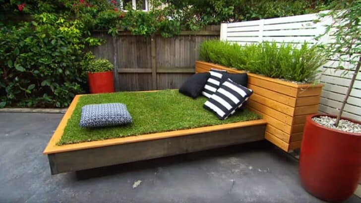 How to make an amazing grass daybed with pallets