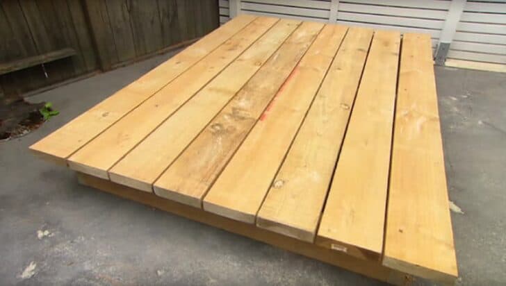 How to Make an Amazing Grass Daybed with Pallets 4 - Patio & Outdoor Furniture - 1001 Gardens How to Make an Amazing Grass Daybed with Pallets 3 - Patio & Outdoor Furniture