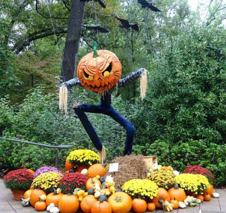 27 Best Outdoor Halloween Decorations 9 - Garden Decor