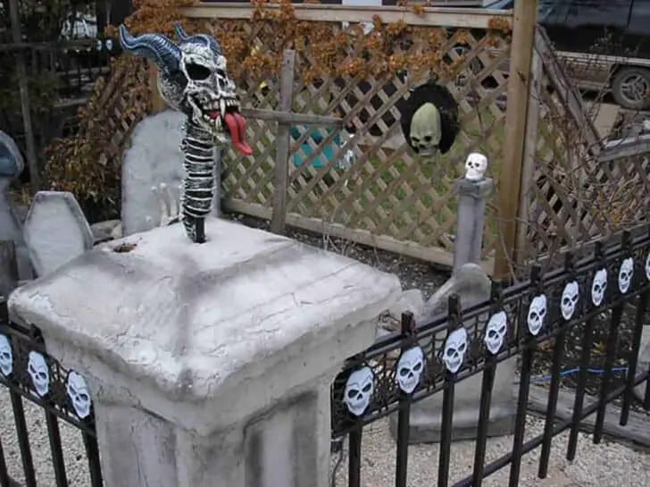 27 Best Outdoor Halloween Decorations 33 - Garden Decor