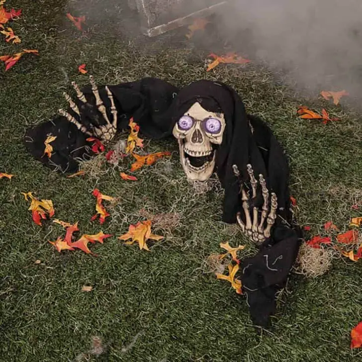 27 Best Outdoor Halloween Decorations 31 - Garden Decor