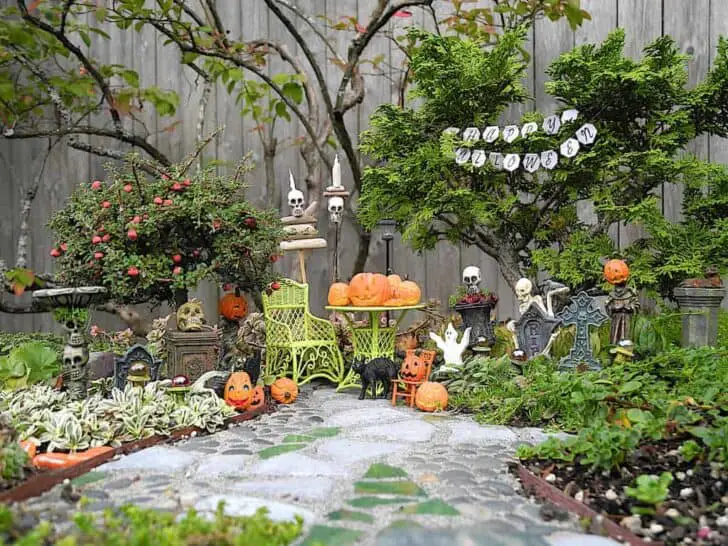 27 Best Outdoor Halloween Decorations 19 - Garden Decor
