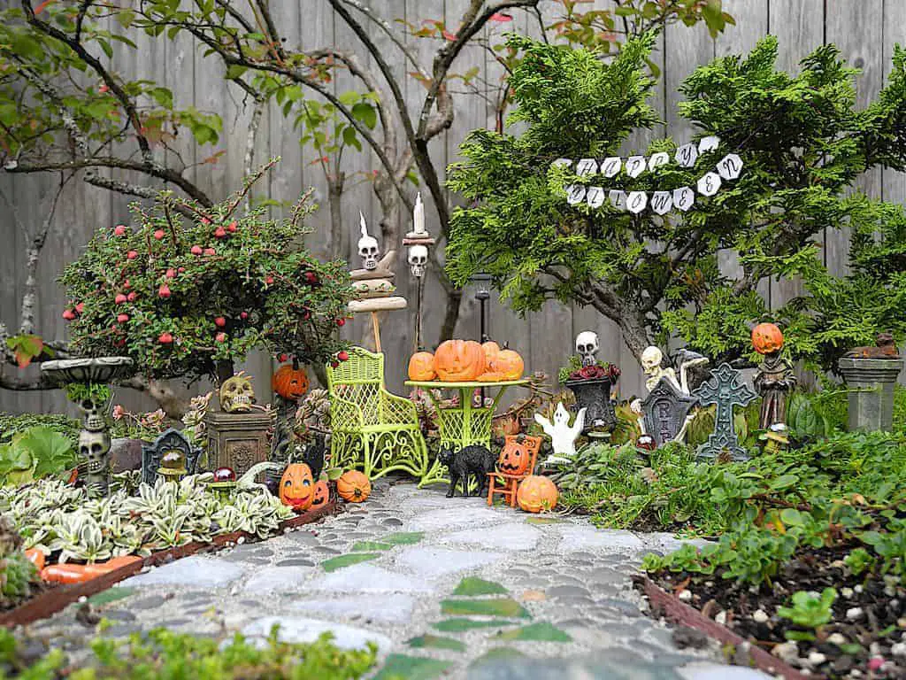 27 Best Outdoor Halloween Decorations - 1001 Gardens