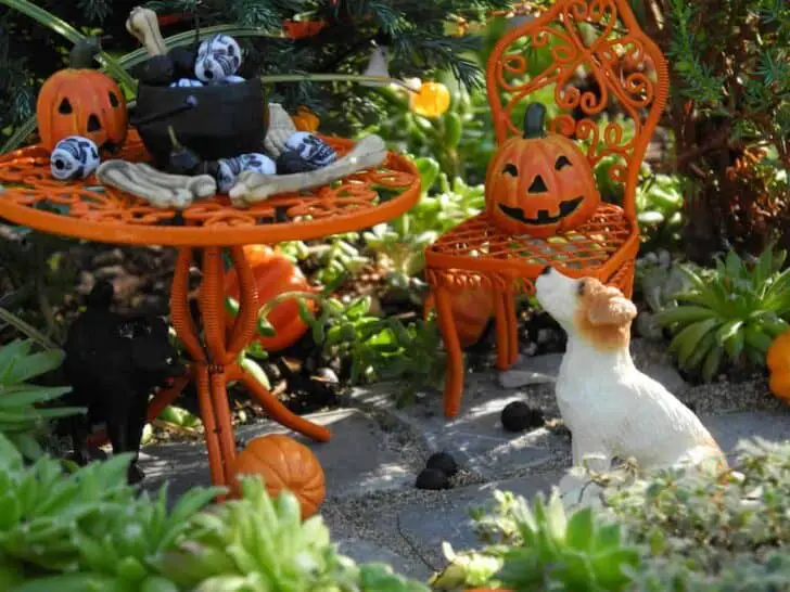 27 Best Outdoor Halloween Decorations 17 - Garden Decor