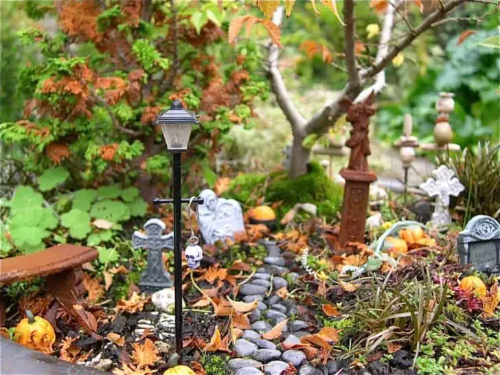 27 Best Outdoor Halloween Decorations 15 - Garden Decor