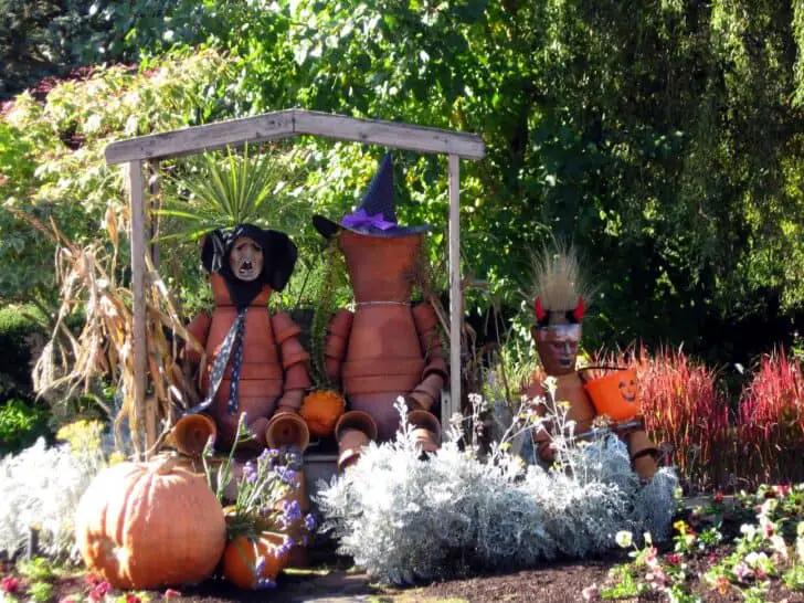 27 Best Outdoor Halloween Decorations 13 - Garden Decor