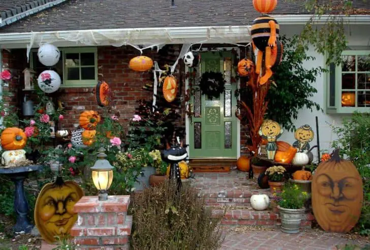 27 Best Outdoor Halloween Decorations 7 - Garden Decor