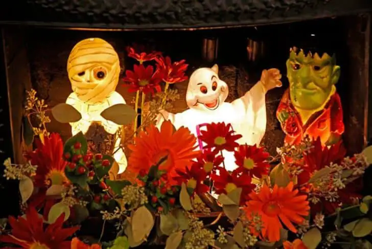 27 Best Outdoor Halloween Decorations 49 - Garden Decor