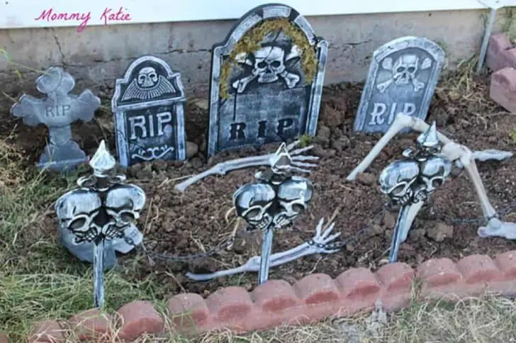 27 Best Outdoor Halloween Decorations 42 - Garden Decor