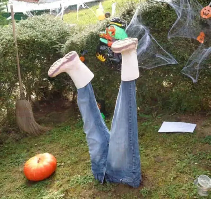 27 Best Outdoor Halloween Decorations 39 - Garden Decor