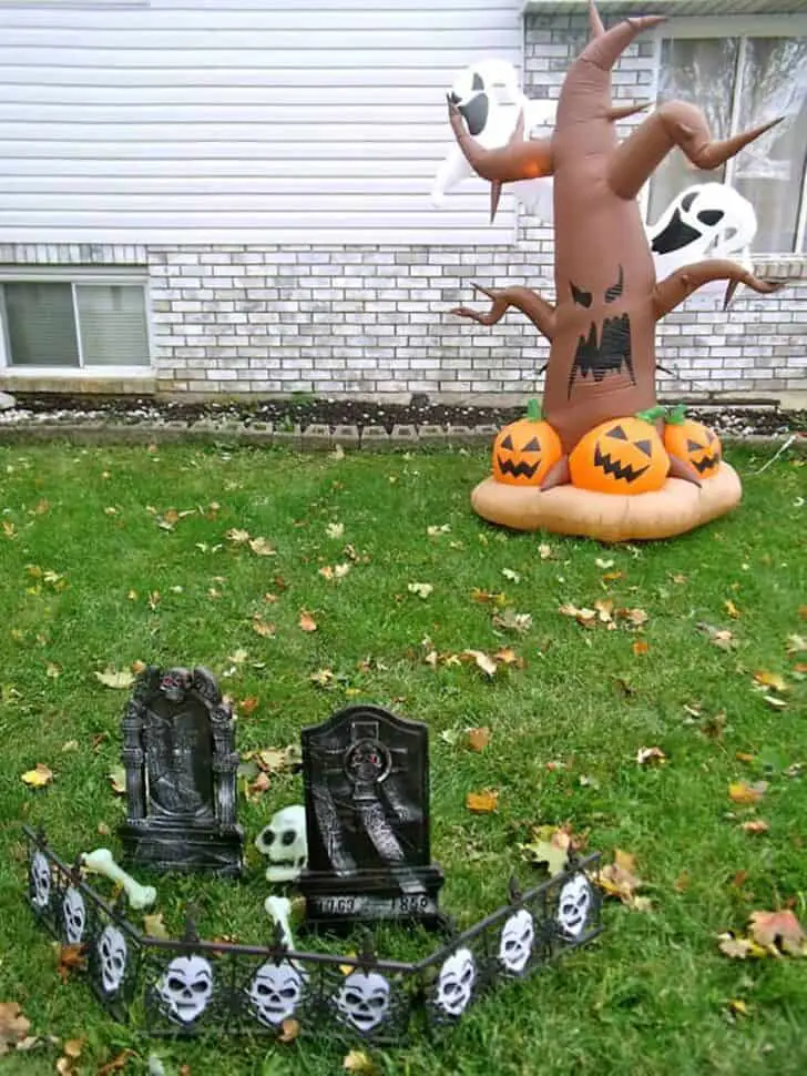 27 Best Outdoor Halloween Decorations 37 - Garden Decor
