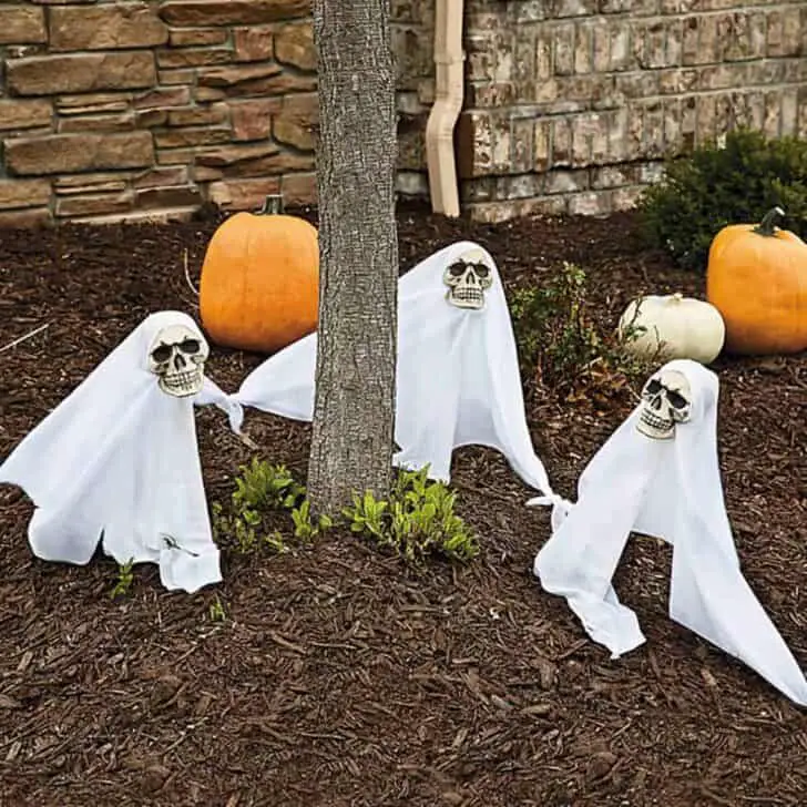 27 Best Outdoor Halloween Decorations 36 - Garden Decor