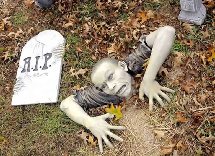 27 Best Outdoor Halloween Decorations 27 - Garden Decor
