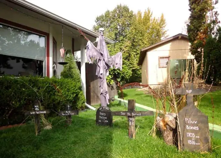 27 Best Outdoor Halloween Decorations 26 - Garden Decor