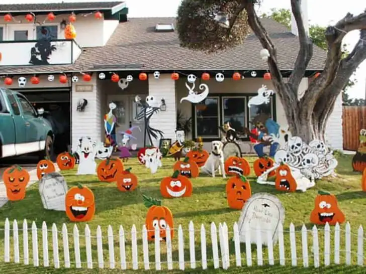 27 Best Outdoor Halloween Decorations 21 - Garden Decor