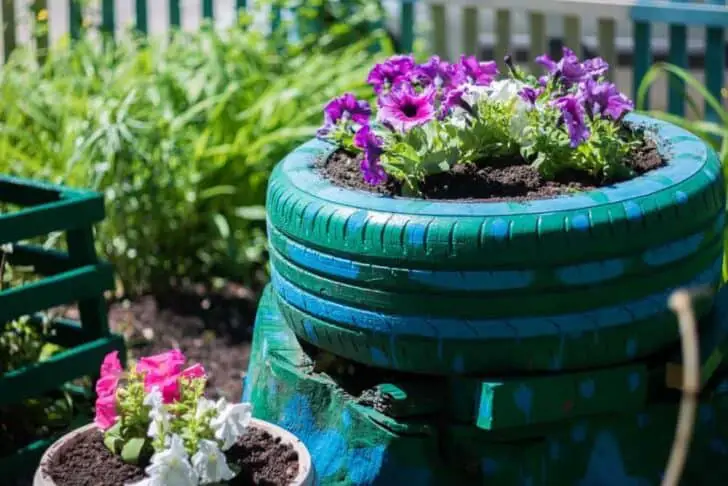 Featured image of post Diy Simple Front Yard Landscaping Ideas On A Budget / When it comes to front yard landscaping, you can play with the if you don't have the budget to invest in a fancy water feature, brainstorm a personalized design you can.